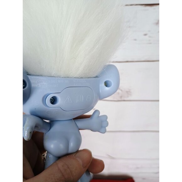 Dreamworks Trolls World Rappin Diamond Light-Up Glitter Figure With White Hair - Picture 5 of 5